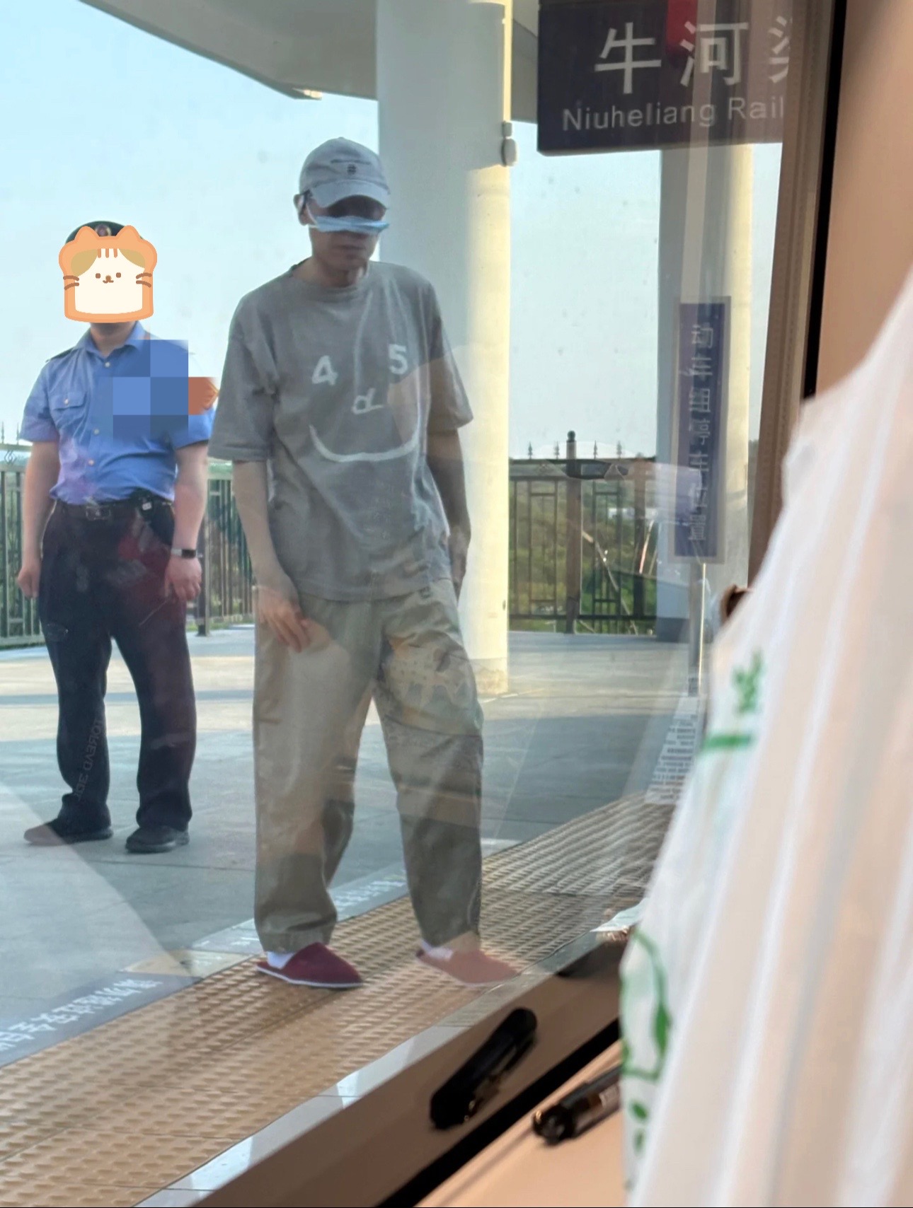 网友高铁上偶遇于和伟，他戴口罩的方式挺别致