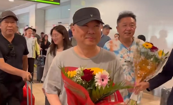德云社抵达世界巡演第四站，西班牙马德里。
郭德纲、于谦随人流一起出了机场大门，很