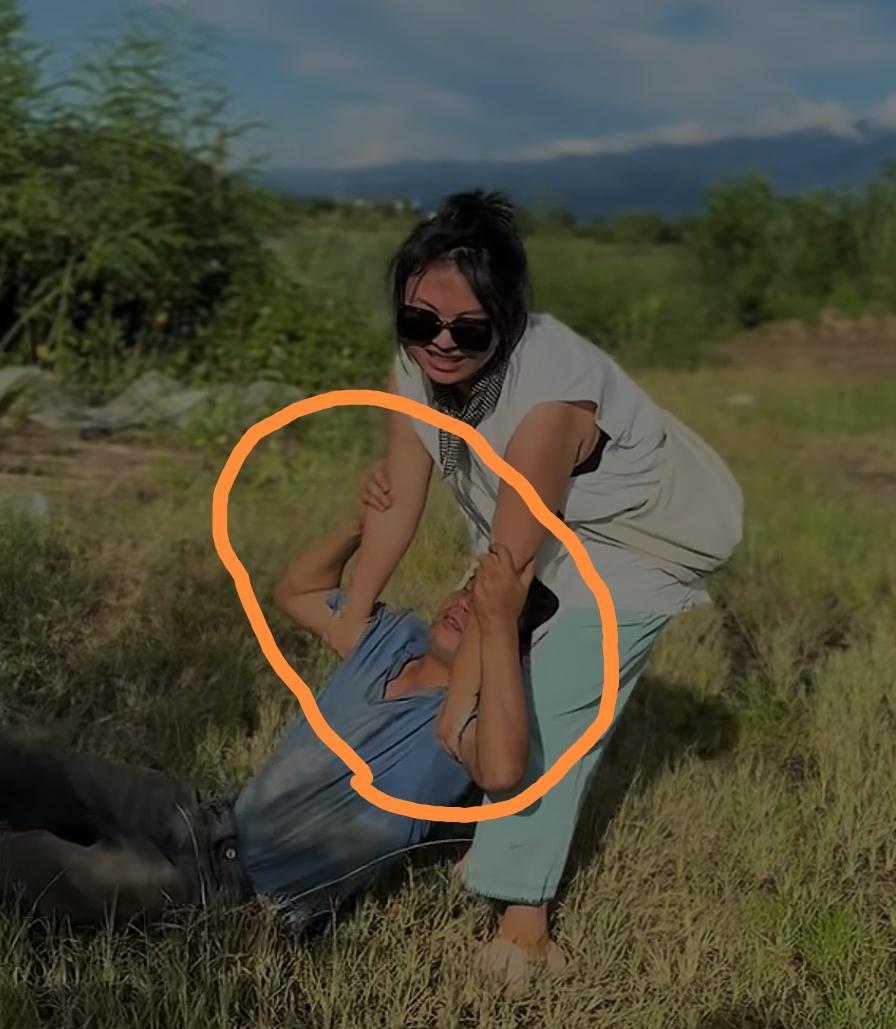 卡妈和露露演被打死的戏，穿帮了！
    卡妈不仅投资拍电影，还做了演员，现任丈