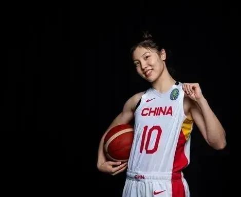 2024-2025全国女篮季后赛首战，江苏女篮主场85-73胜北京女篮。
1：尽