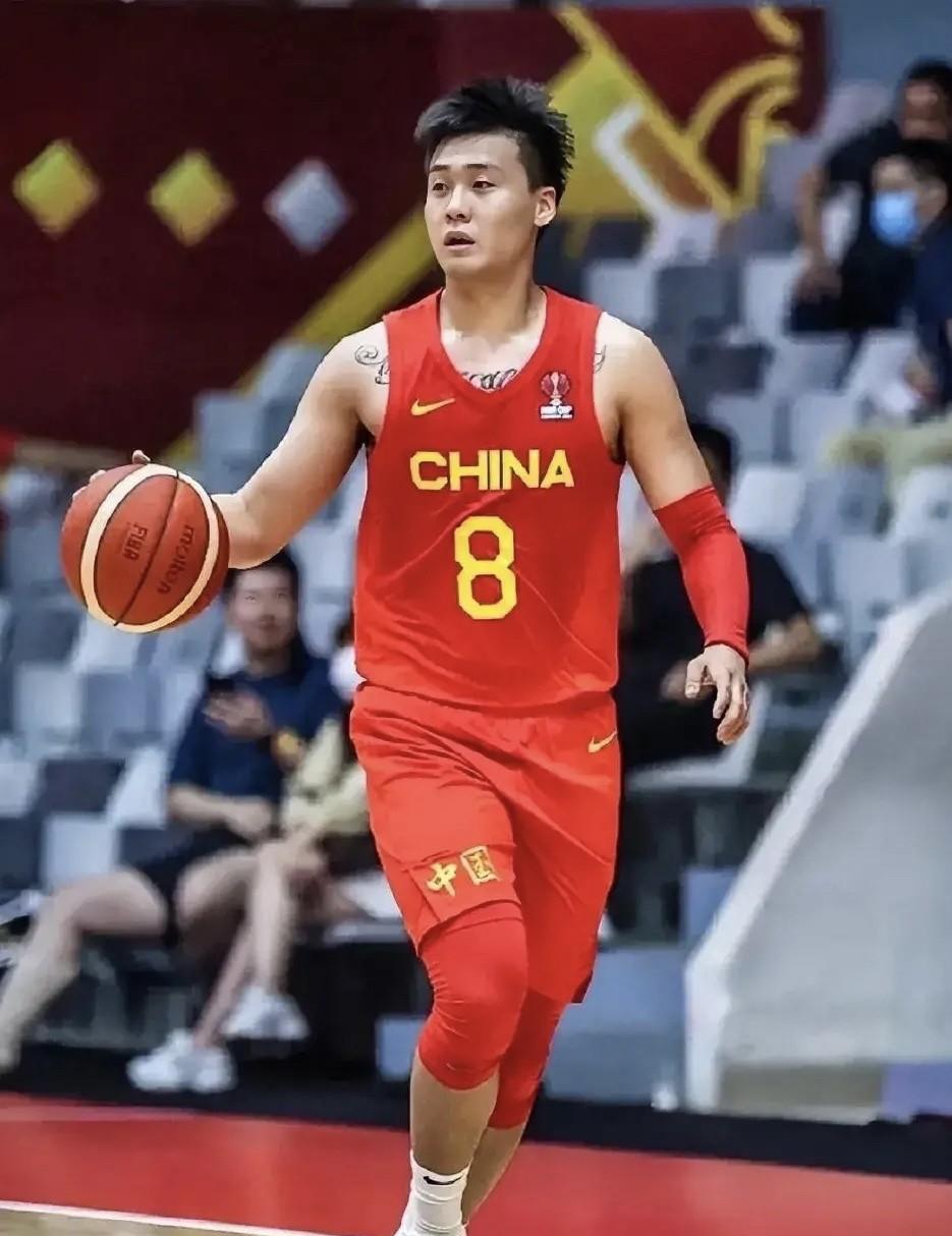 四场热身赛过后，点评中国男篮这5名后卫的表现。
1、胡明轩
优点：作为身高1.9