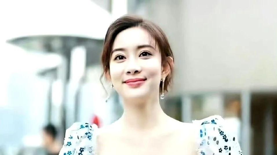 孟子义天蓝碎花长裙清新甜美，美到窒息