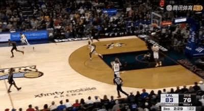 #创作训练营2期开营啦# 湖人这快攻跑位跟舞龙似的！
这4打3湖人玩得好6，各种