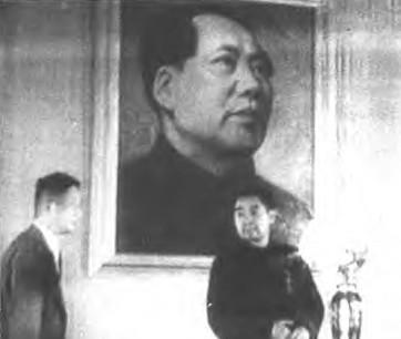 1950年5月17日，北京市文联正式成立，政务院总理周恩来亲自到场出席活动，左一