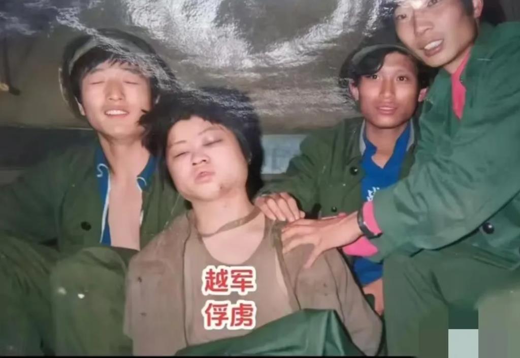 1986年，在老山轮战期间，我解放军战士抓到了一名越南俘虏，摄影师在猫耳洞拍下了