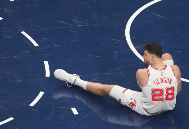 昨日NBA常规赛，火箭客场不敌独行侠。
此役刚开场，申京扭伤脚踝后提前退出了本场