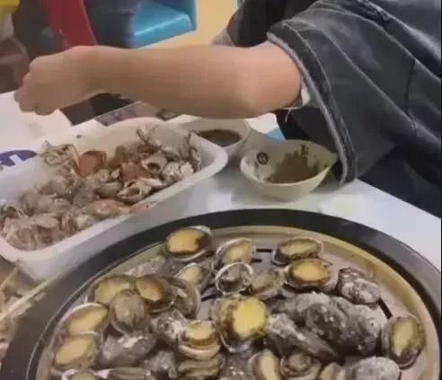 “输不起就别玩了”河北，在一自助餐店里，一个女的，花了118块钱，吃自助餐，她可