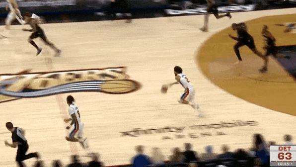 不难不进！坎宁安迎着两人补防，高难度拉杆上篮打成2+1