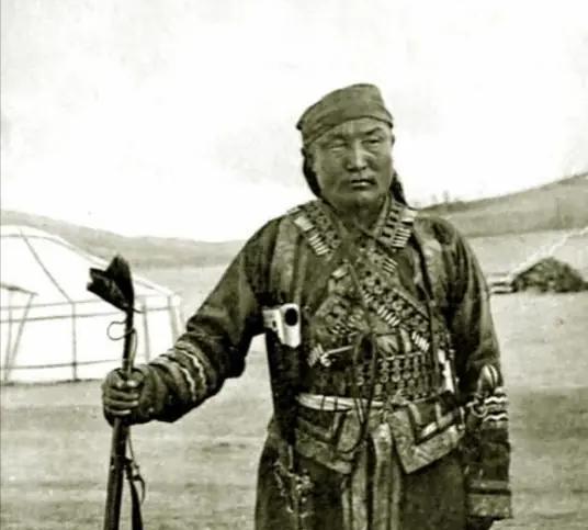 1924年，一个腐烂的头颅被泡在福尔马林里，编号3394，被送进了苏联圣彼得堡的