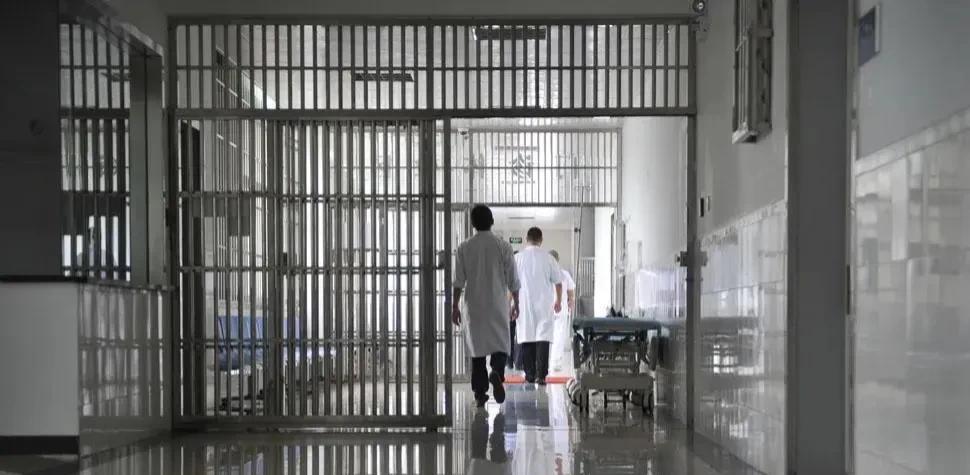 河南商丘，一36岁男子因患有精神疾病，在医院进行治疗。可男子不配合，在治疗期间撬