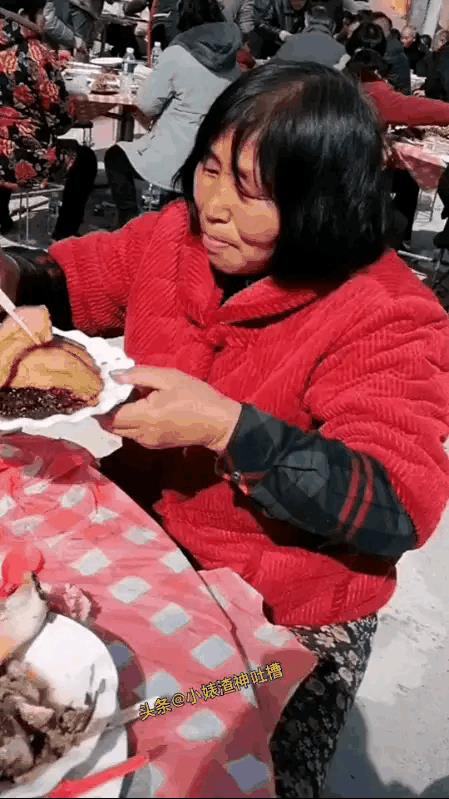 这是八百年没吃过肉吗？馋相生厌，实在让人无语！俗话说：吃相见人品，那些在餐桌上只
