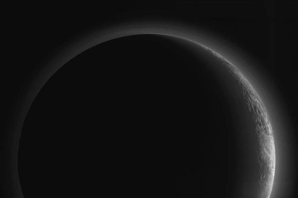 19年前的今天，冥王星踢出行星列表！
它已经躲在角落哭了19年。
冥王星于193