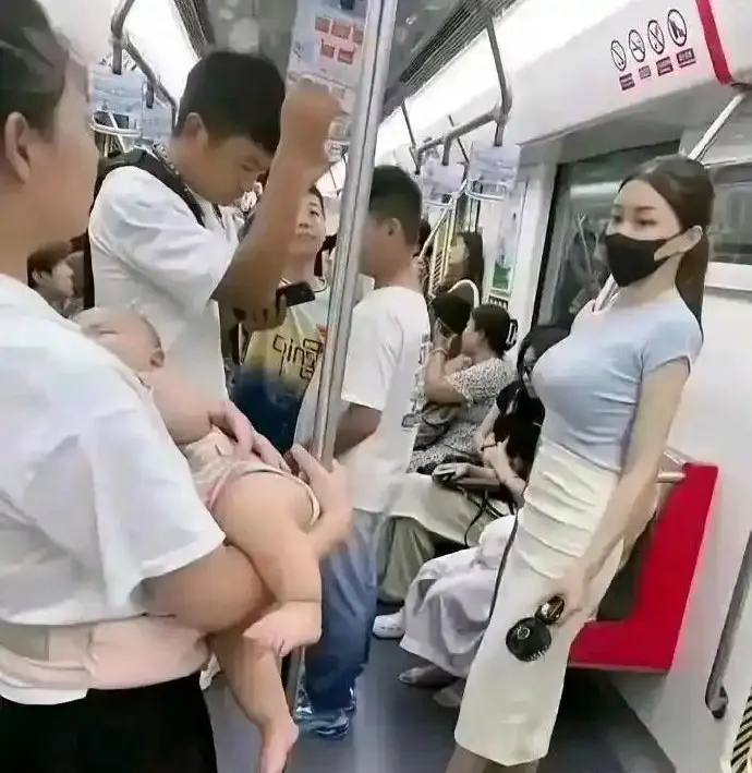地铁上妈妈带着婴儿，竟然没有一个让座的？
