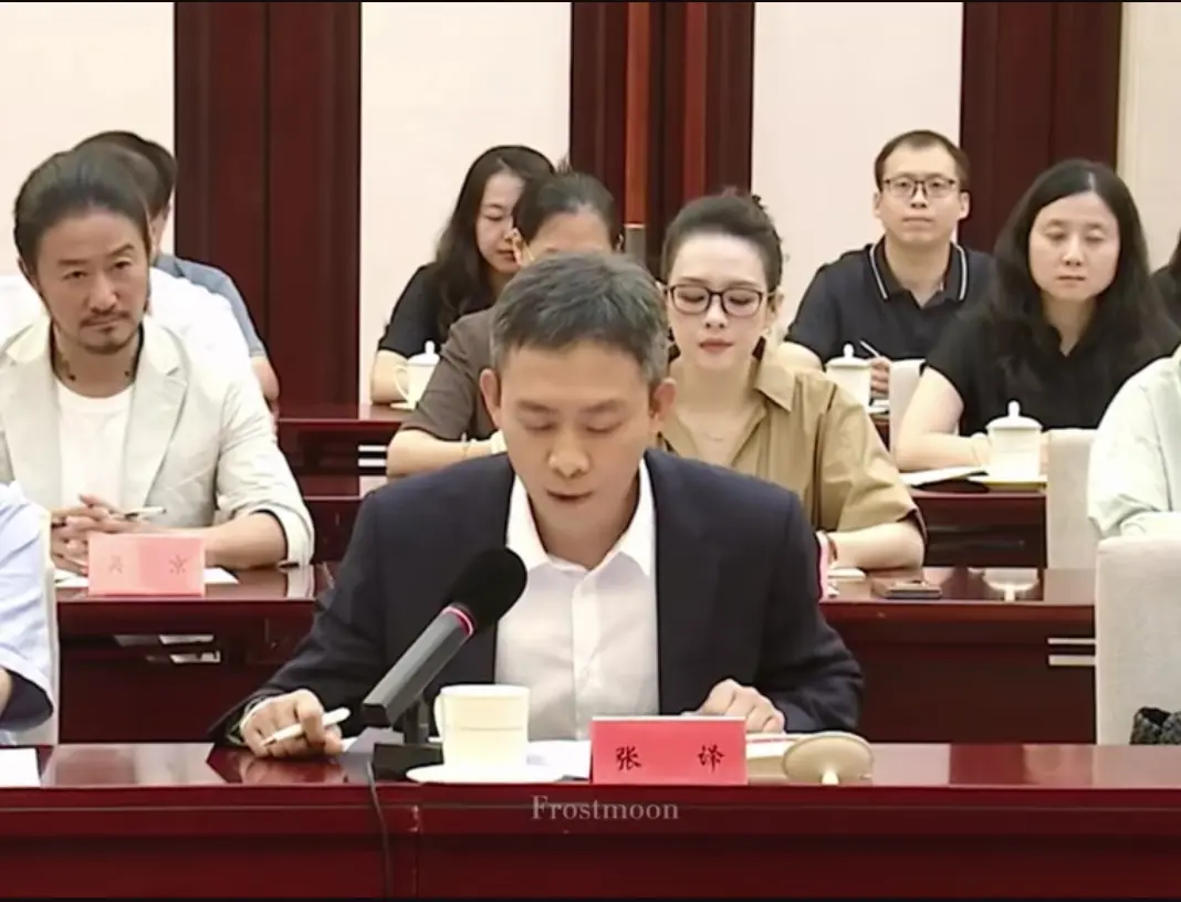 张译坐在第一排，吴京坐在第二排，到底谁厉害？
