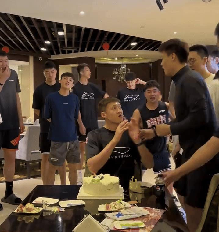 忠言逆耳！广东宏远给周鹏过生日，再次蛋糕拍脸，传统保留节目，恕我直言，蛋糕也是粮