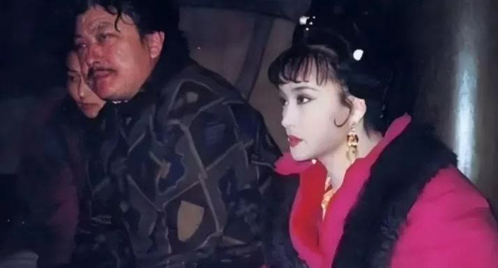 90年代，武则天扮演者刘晓庆与导演陈家林在拍摄现场时一张罕见的留影，那时候的陈家