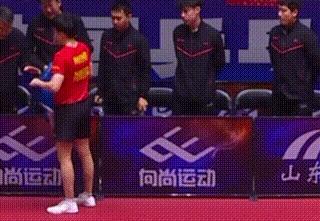 王指导上线了，看着周启豪和林昀儒落后于陈俊松和严升。  比赛场上，形势危急。  