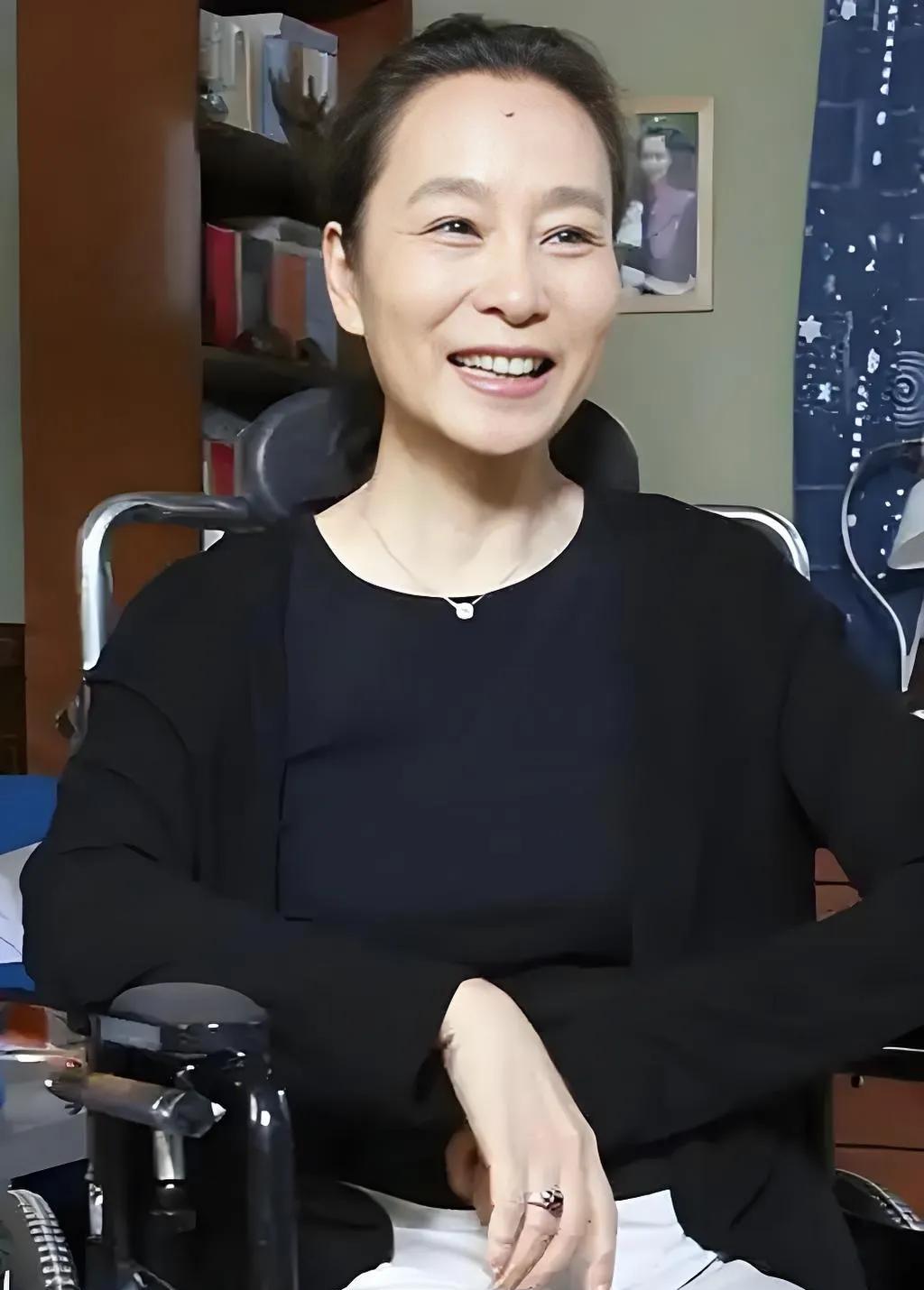 奚美娟的人生经历充满了坚韧与豁达；很多年前她还未出月子，便做出离婚的决定，从此独