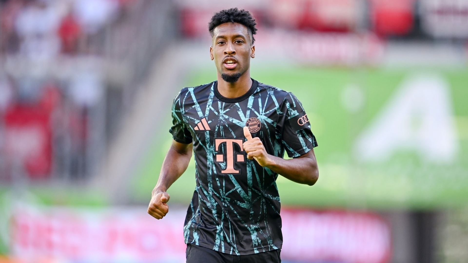 利雅得胜利3500万欧元签下金斯利-科曼，包括潜在的奖金。
拜仁对这笔交易非常满