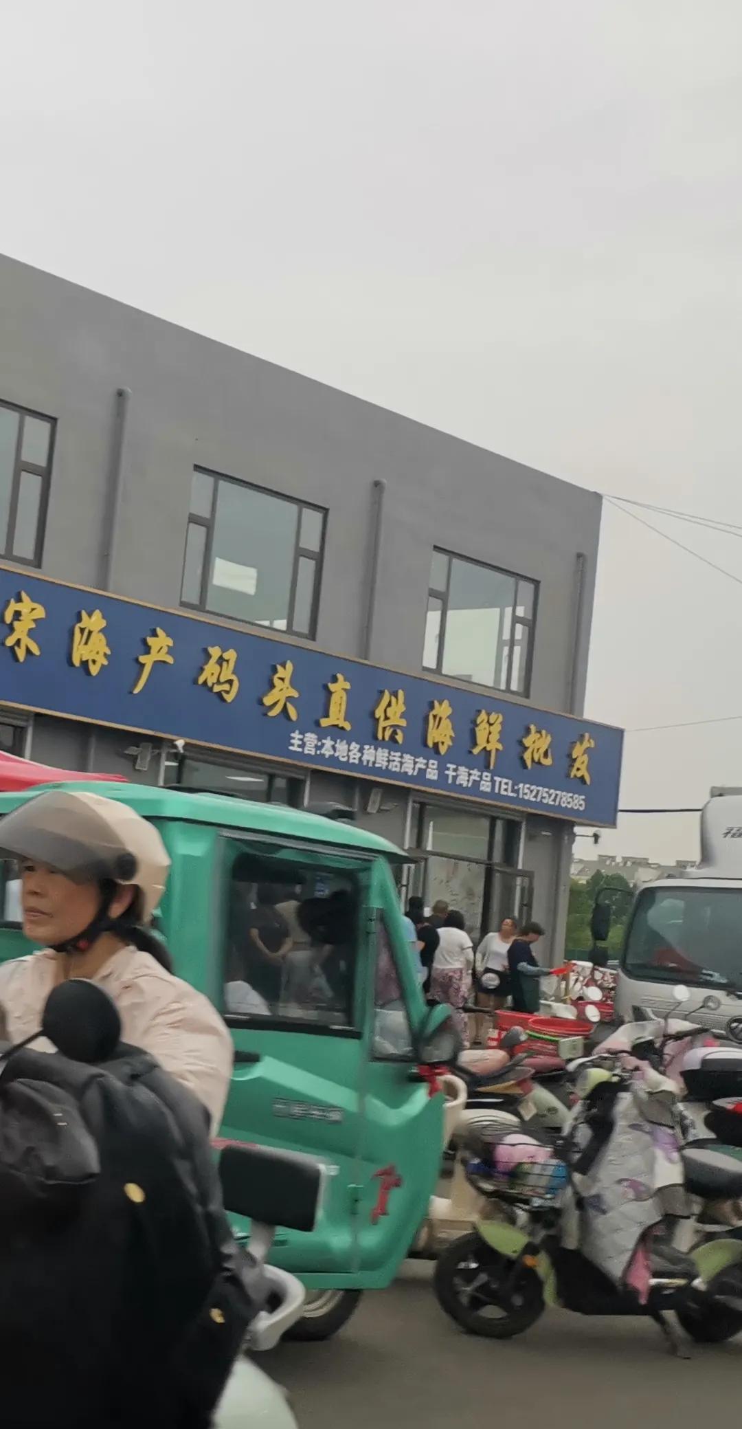 胶州海鲜批发城迎来梭子蟹旺季，每日凌晨交易火爆。
8月13日凌晨，山东胶州海鲜批