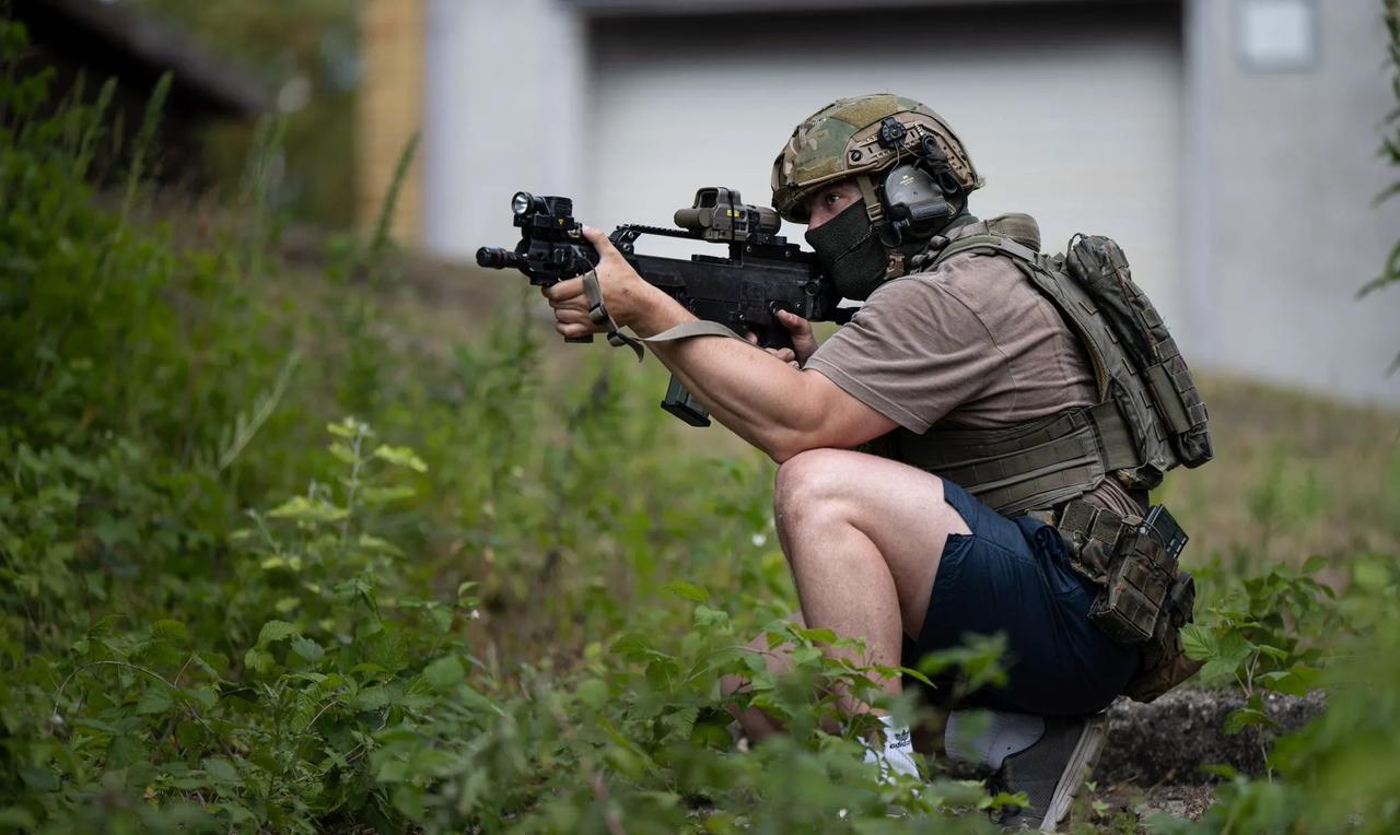 德军EGB分队士兵手持G36突击步枪和MG5通用机枪训练。