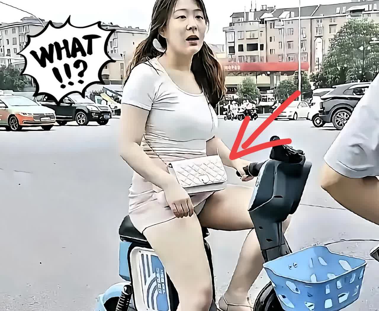 大街上一女子骑电动车，
不料，仔细一看，
万万没想到，让我大吃一惊！

