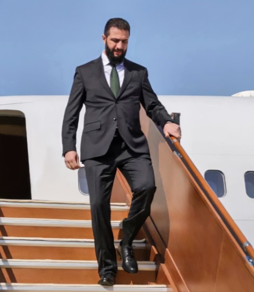 突发！叙利亚领导人朱拉尼被曝携家人已经离开。多家外媒发布快讯称，为了防止自身遭到