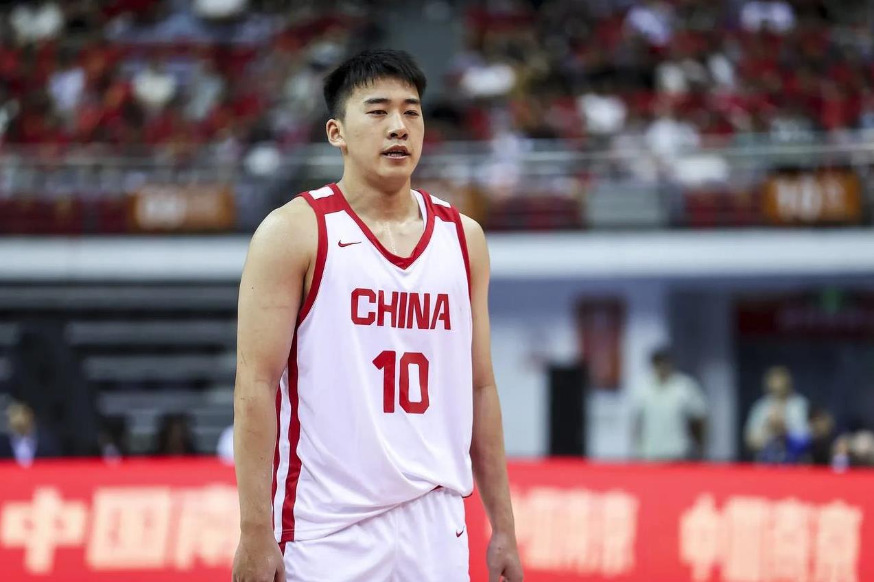 中国男篮半场47:38领先约旦，今天的后卫得批评几句，第二节破联防时，王俊杰连续