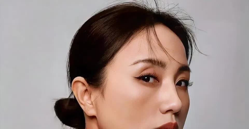 朱媛媛笑侃自己的牙为“茅坑牙”，因为她的牙两侧为两颗虎牙，梁冠华说两边踩着，中间