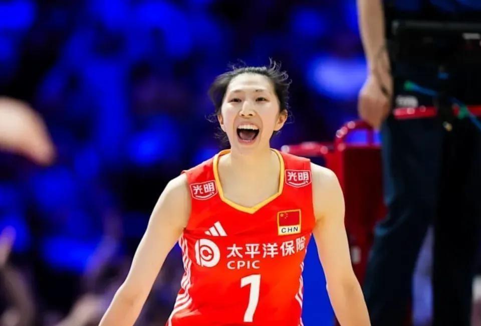 为啥非要等到火烧眉毛才换人？中国女排打美国那场看得我急死了！开局倪非凡状态明显不