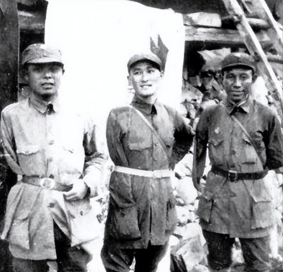 1955年9月，解放军495仓库管理员苏鲁正在检查仓库湿度，突然收到一份命令，令