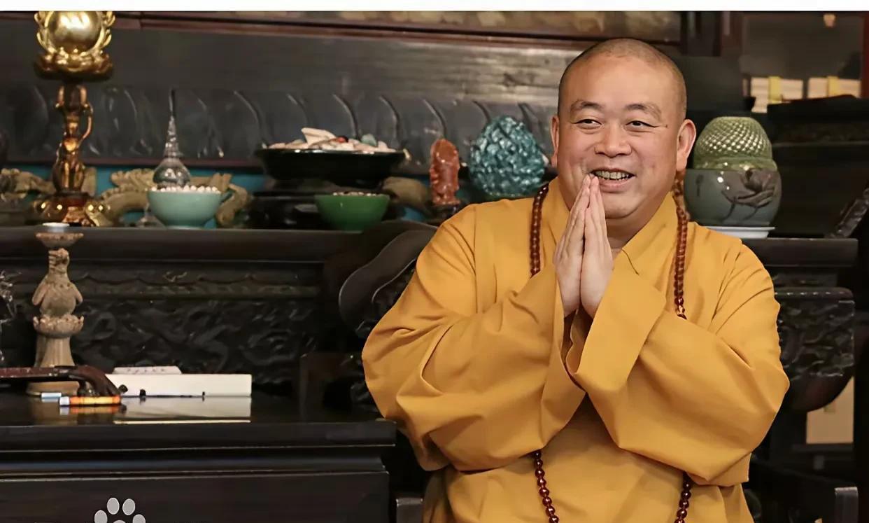释永信由大和尚到“花和尚”的蜕变。一个身份是吃斋念佛，打坐念经千年古寺的方丈，另