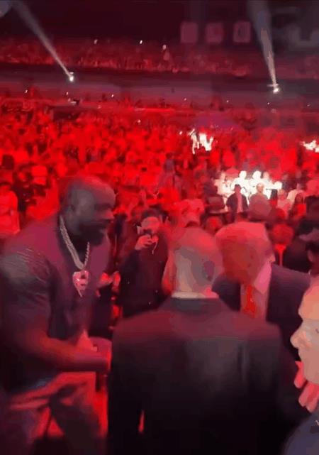 美国总统特朗普观战UFC，奥尼尔上前与其打招呼！
整个NBA联盟，其实一直是民主