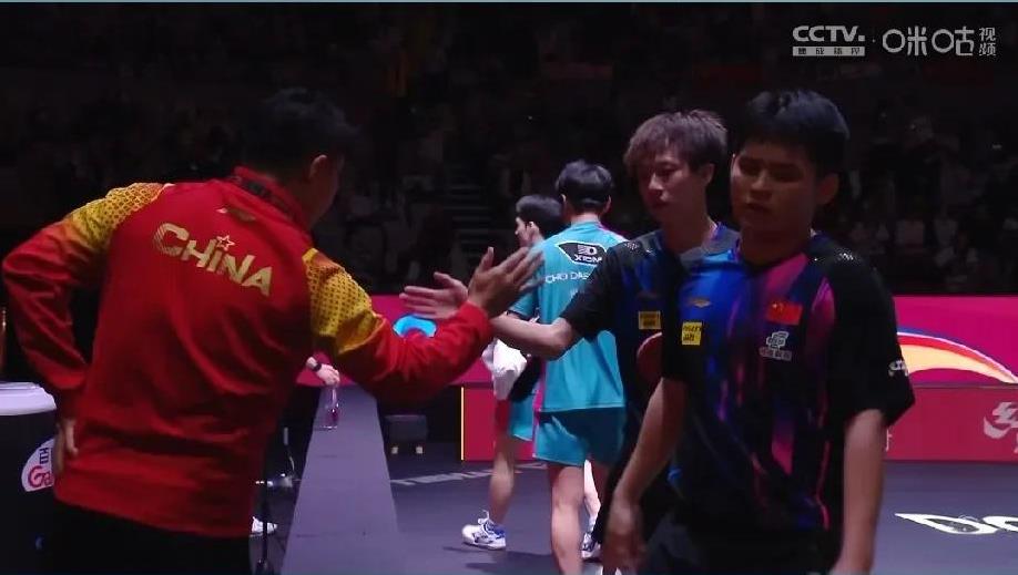 双林组合火力全开
3比O强势晋级
面对韩国选手
毫不手软
两人配合得太好啦
做为