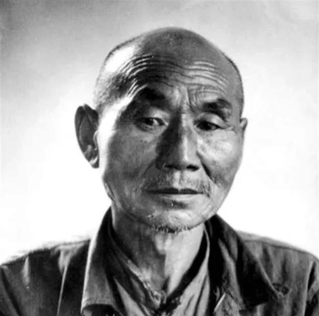 1937年，南京，七八名被剥光上衣的青年跪成一排。2个日兵用刺 刀疯狂戳杀。突然
