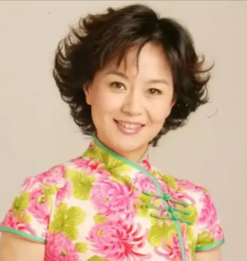 鞠萍的两段婚姻人生











你敢信？央视主持鞠萍，曾经为了孩子放弃