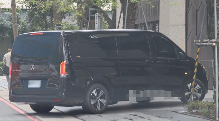 20日直击与大S曾有一段情的「仔仔」周渝民难得露面出席精品服饰活动，活动结束，仔