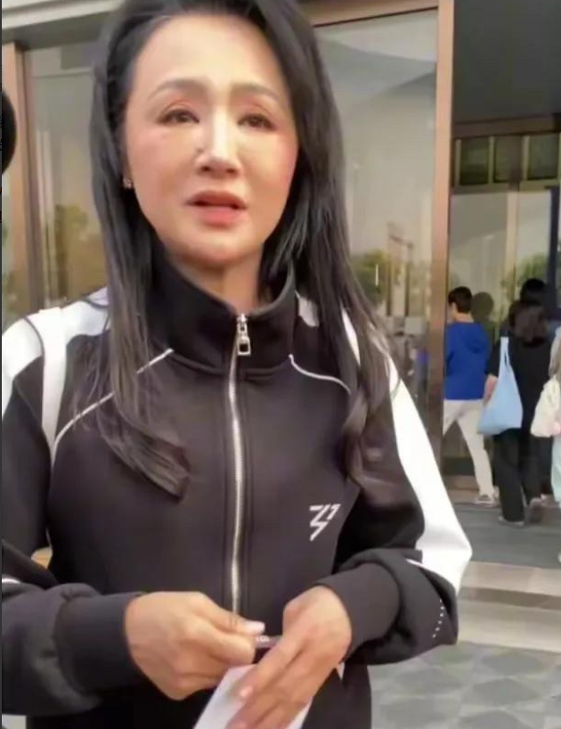 镜头前未加美颜的曹颖