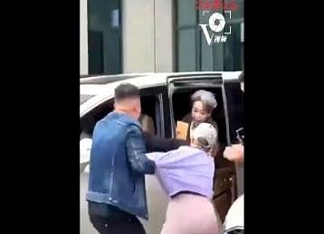4月15日，知名女演员叶童结束活动准备上车离开，一粉丝突破安保冲到叶童车前，拽着
