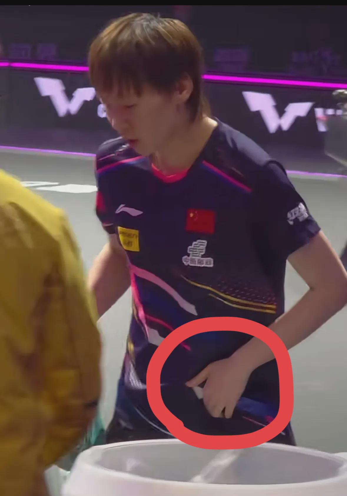 王曼昱，王曼昱，别逞强了！观其与张本美和一战，我就感觉不对。

果不其然，周