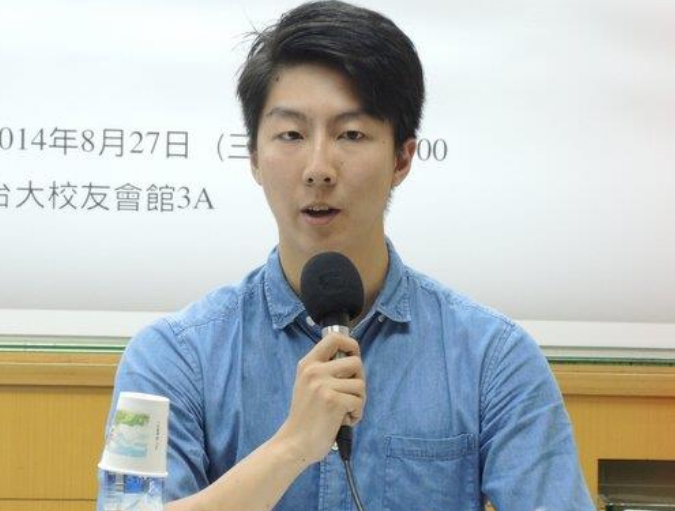 洪秀柱参加93大阅兵，民进党怕了！
 
民进党发言人吴峥叫嚣称，解放军的武器是对