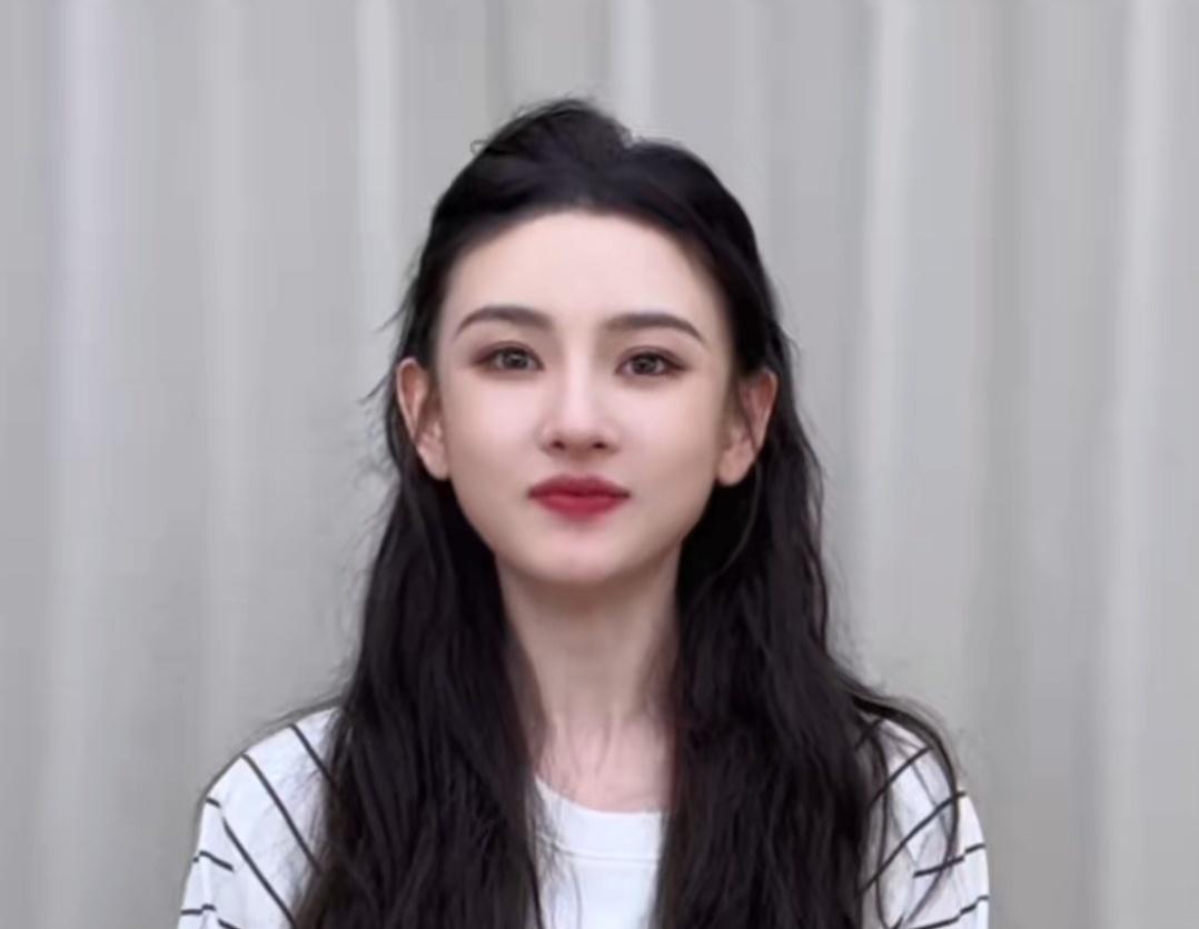 宋祖儿千万不要整容，有这张脸就不可能会糊，她是幼态脸，就是婴儿的那种，纯天然会让