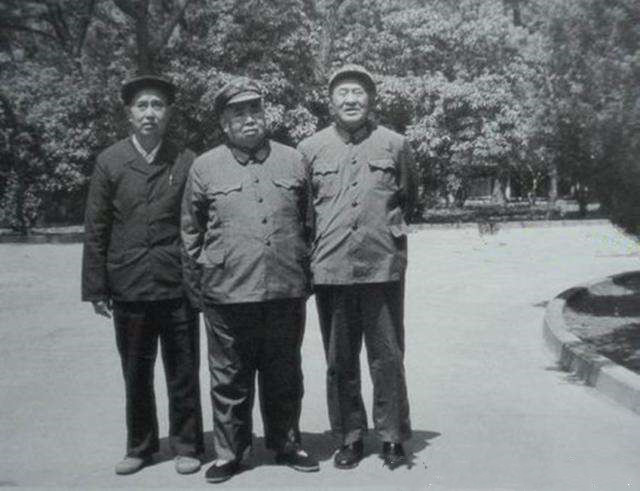 许世友身边的这两位猛将，都是勇冠三军，都当过纵队司令员。他左边那位叫胡奇才，东北