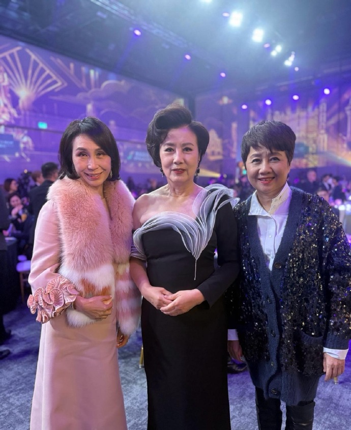 四太梁安琪和二房何超凤一同参加TVB万千星辉颁奖晚会，当天何超凤盛装打扮，而四太