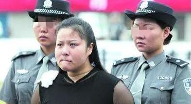 [中国赞]2003年，湖北武汉，何秀玲在验明正身后，走向了刑场，这是她临刑前留下