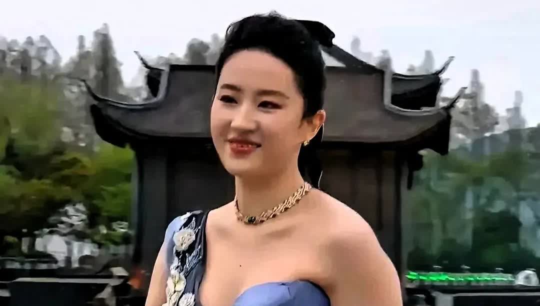 刘亦菲生图流出，

粉丝们都惊掉下巴啦！

都说咱普通人拍照离不了滤镜，