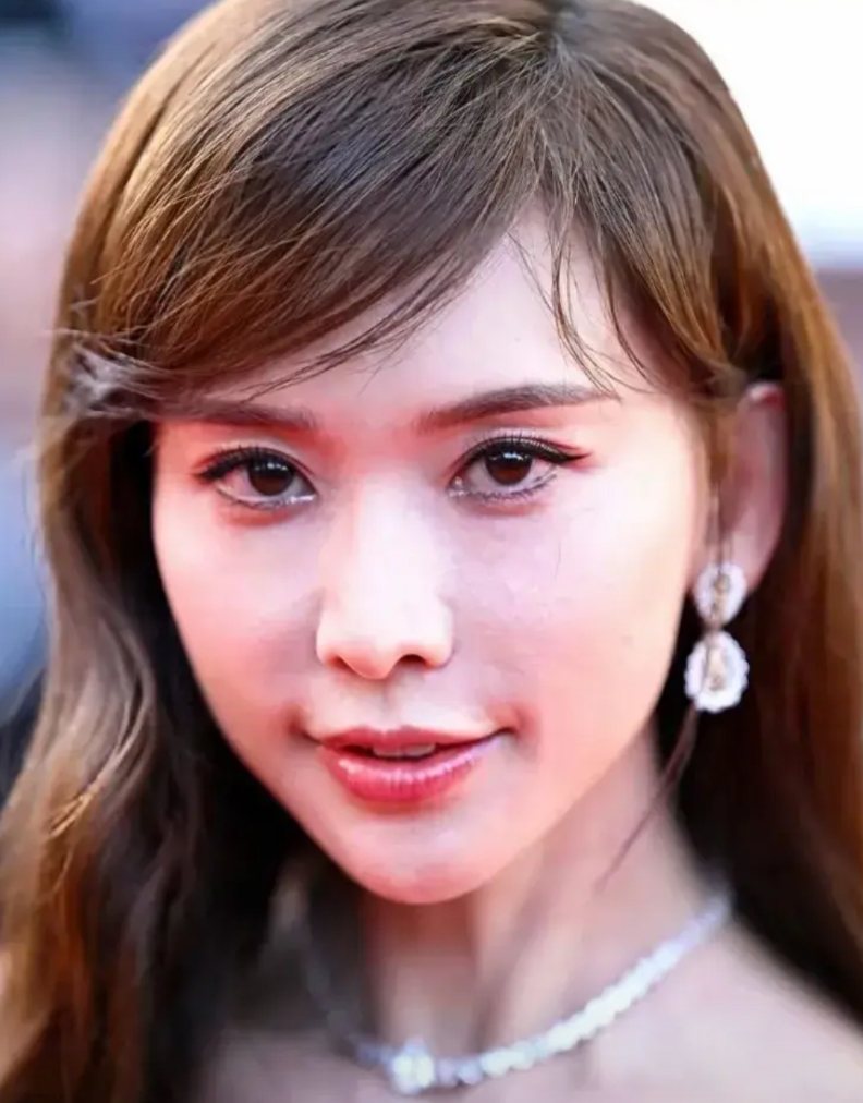 林志玲疑似戴“假发”，没有光泽度，衣服显得廉价，甜美不再眼神犀利
果然看一个人的
