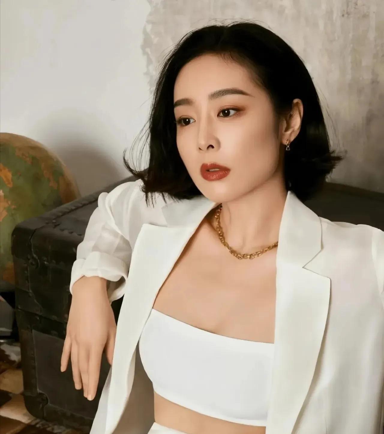 高叶的气质绝啦！简直太美啦！一双迷人的大眼睛，给人一种独特的魅力！
火红的嘴唇，