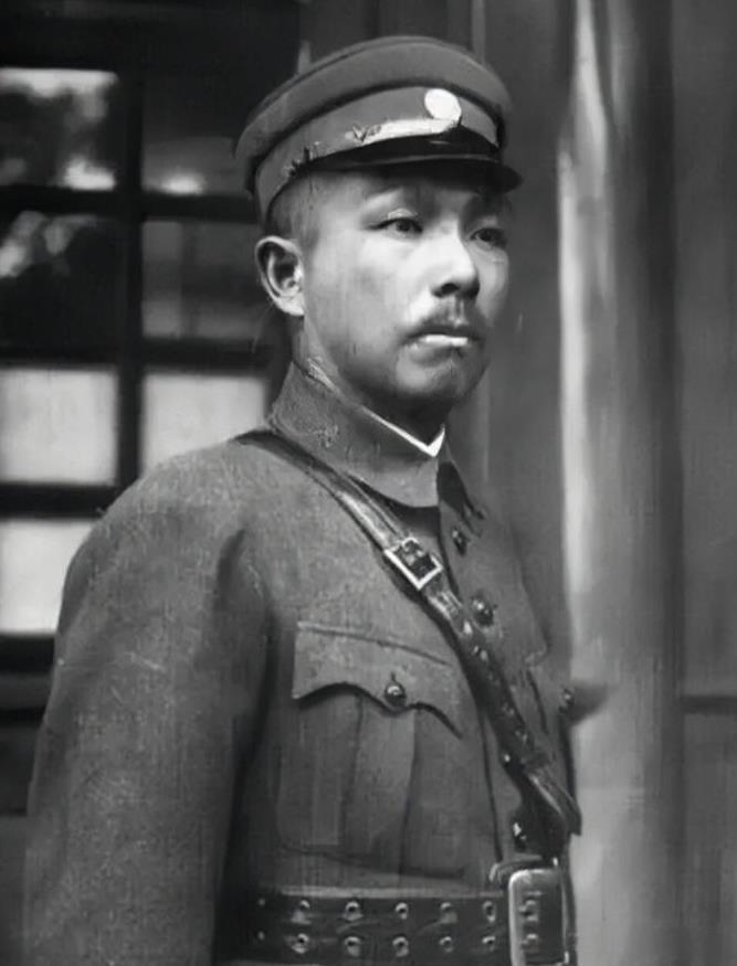 1946年，贵阳召开运动会，国军上将杨森看一个女学生对着他笑，问：“你父亲是谁。