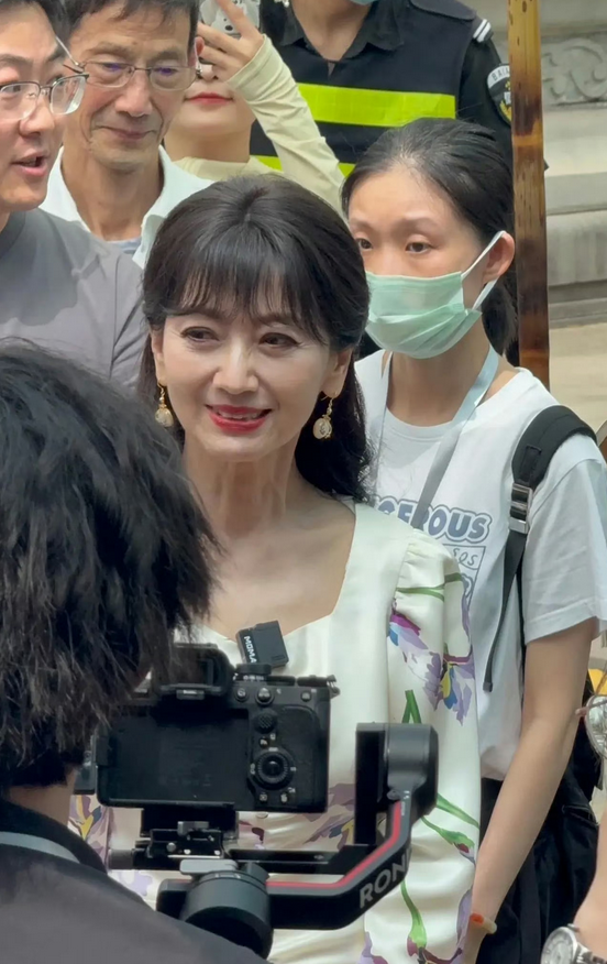 72 岁赵雅芝西湖活动生图曝光